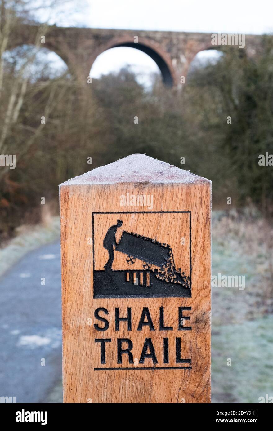 Shale Trail Markierungsposten zeigen die Route des Shale Trail in Almondell und Calderwood Country Park, West Lothian. Stockfoto