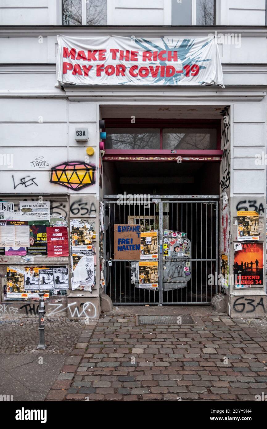 Protestplakat an Hausfassade in der Reichenbergstraße, Kreuzberg, die Reichen zahlen für Covid-19, Lasst die Reichen zahlen für Covid-19 Stockfoto