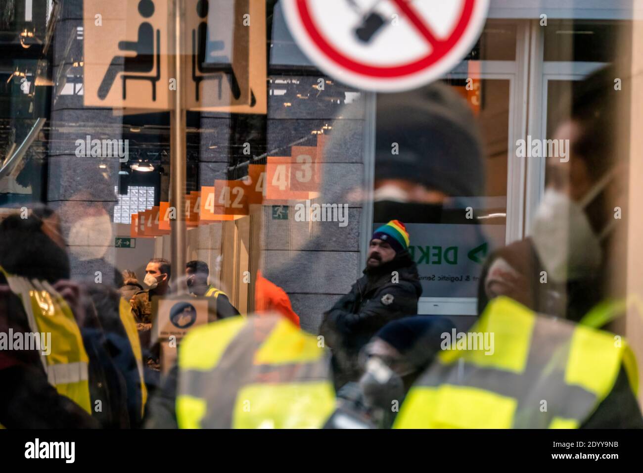 Zugkontrolle vor Corona Impfzentrum ,Arena ,Treptow, Berlin . Corona-Impfzentrum / Corona, Covid-19, Covid19, Coronakrise, Coronavirus, Corona-Vi Stockfoto