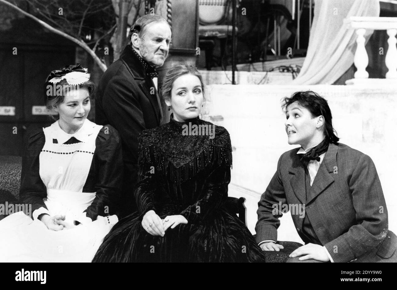 l-r: Abigail McKern (Maria), Richard Briers (Malvolio), Caroline Langrishe (Olivia), Frances Barber (Viola) in TWELFT NIGHT von Shakespeare in Riverside Studios, London W6 03/12/1987 A Renaissance Theatre Company Produktionsdesign: Bunny Christie Beleuchtung: Jon Linstrum Regie: Kenneth Branagh Stockfoto