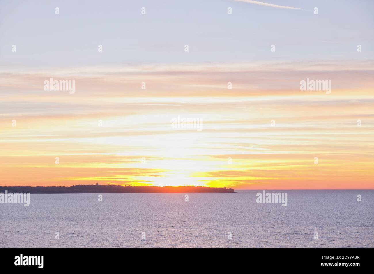 Hintergrund des schönen Winteruntergangs an der Adriaküste vor der blauen Adria in Slowenien. Stockfoto