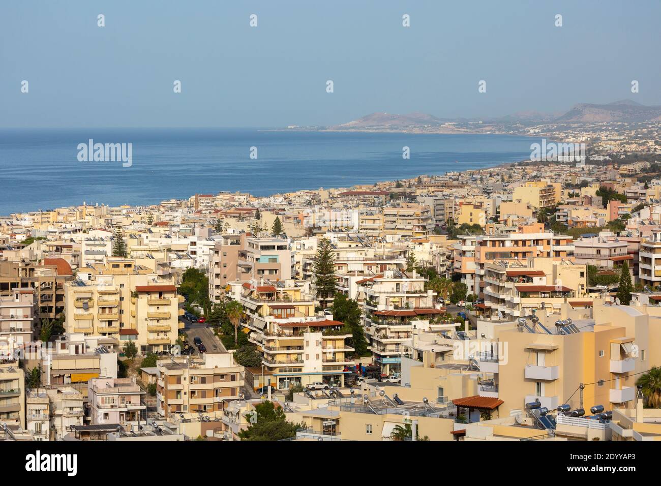 Blick über Wohnhäuser Richtung Meer in der Stadt Rethymno, Kreta, Griechenland Stockfoto