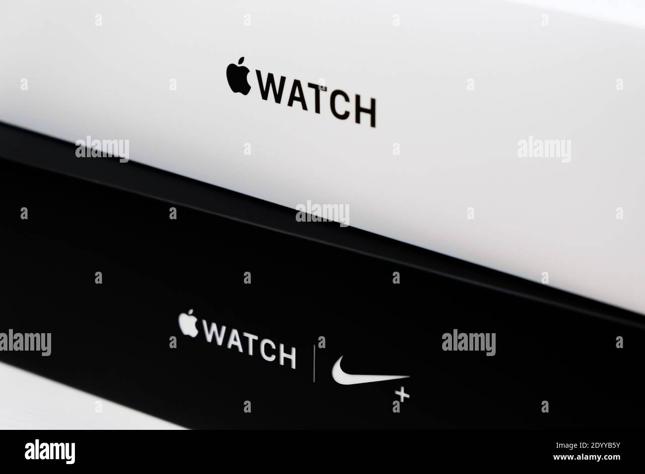 Apple Uhr und Apple Uhr Nike plus Boxen, schwarz und weiß, isoliert auf dem weißen Hintergrund. Auspacken. Dezember 2020, San Francisco, USA Stockfoto