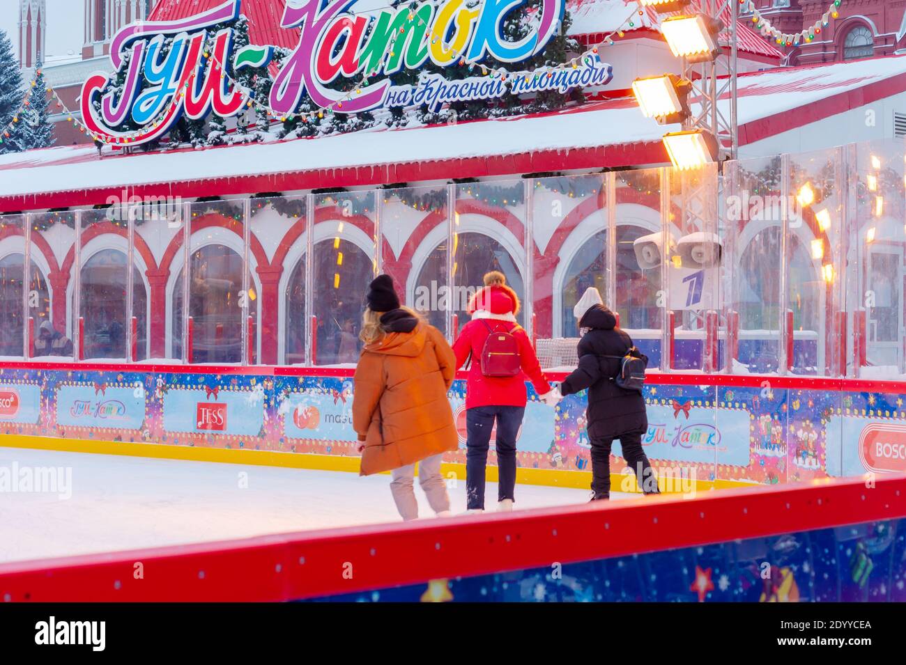 Moskau, Russland - 15. Dezember 2020: Schlittschuhlaufen auf Eis während der Winterurlaude auf dem Roten Platz im Zentrum von Moskau. Stockfoto