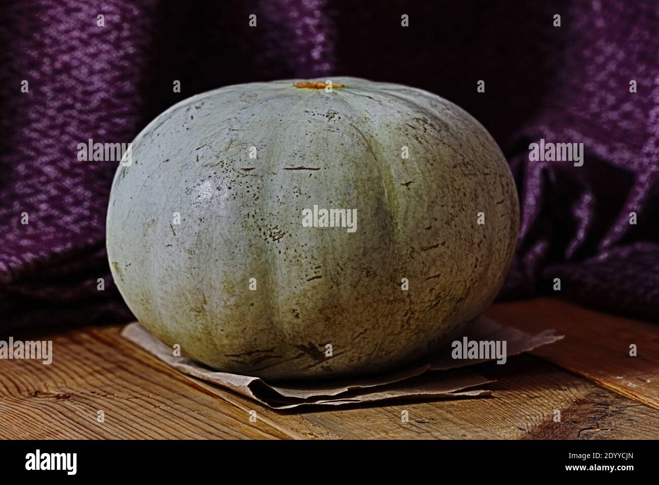 Selektives Fokusfoto von beeindruckendem Kürbis auf einem Vintage-Holztisch. Rustikales Slow Life-Konzept. Stockfoto