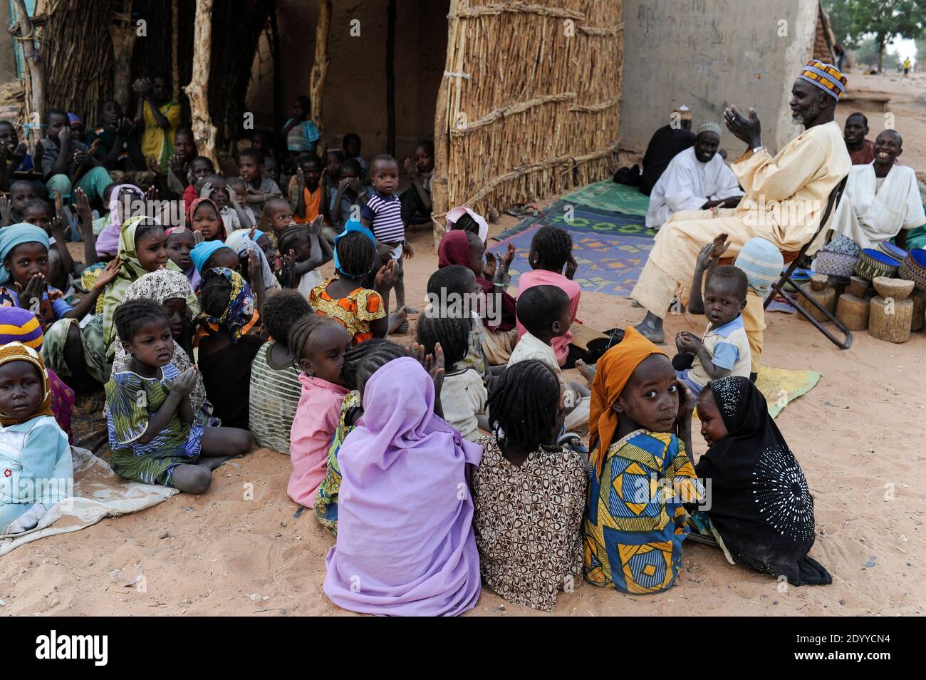 NIGER Zinder, Kinder im Koran Schullesen quran versichert von Holzplatte / NIGER Zinder, Kinder in einer Koranschule, pauken Koran Suren von Holztafeln Stockfoto