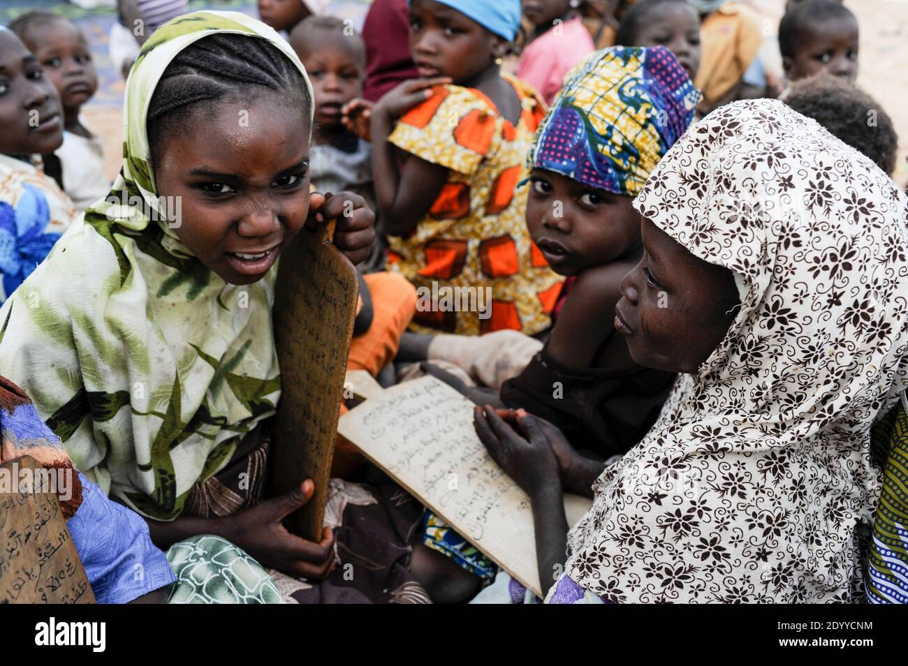 NIGER Zinder, Kinder im Koran Schullesen quran versichert von Holzplatte / NIGER Zinder, Kinder in einer Koranschule, pauken Koran Suren von Holztafeln Stockfoto