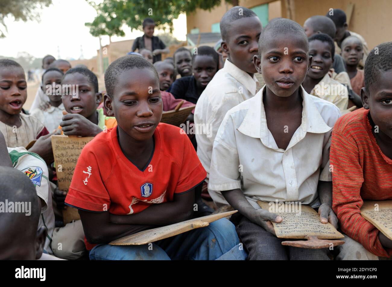 NIGER Zinder, Kinder im Koran Schullesen quran versichert von Holzplatte / NIGER Zinder, Kinder in einer Koranschule, pauken Koran Suren von Holztafeln Stockfoto