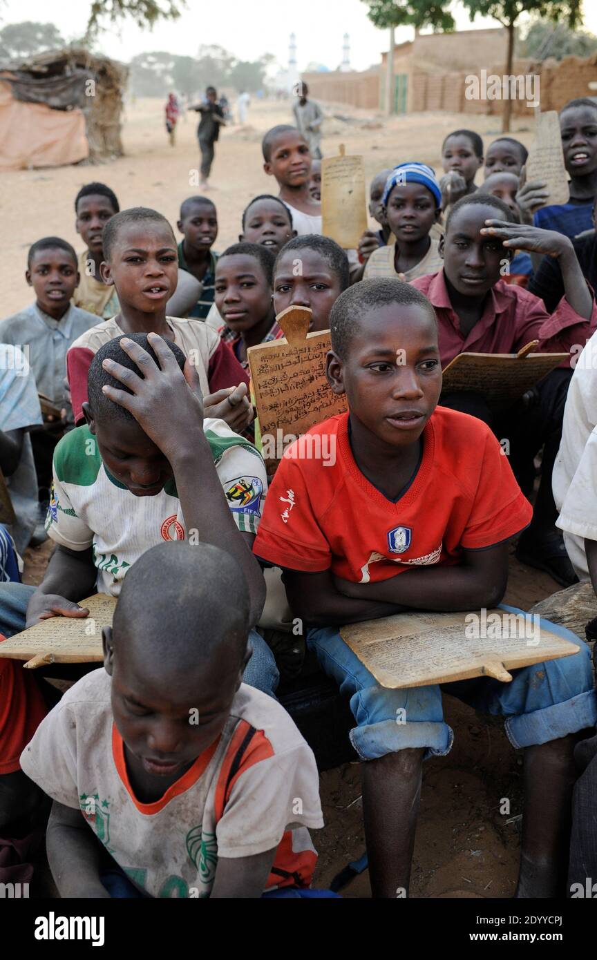 NIGER Zinder, Kinder im Koran Schullesen quran versichert von Holzplatte / NIGER Zinder, Kinder in einer Koranschule, pauken Koran Suren von Holztafeln Stockfoto