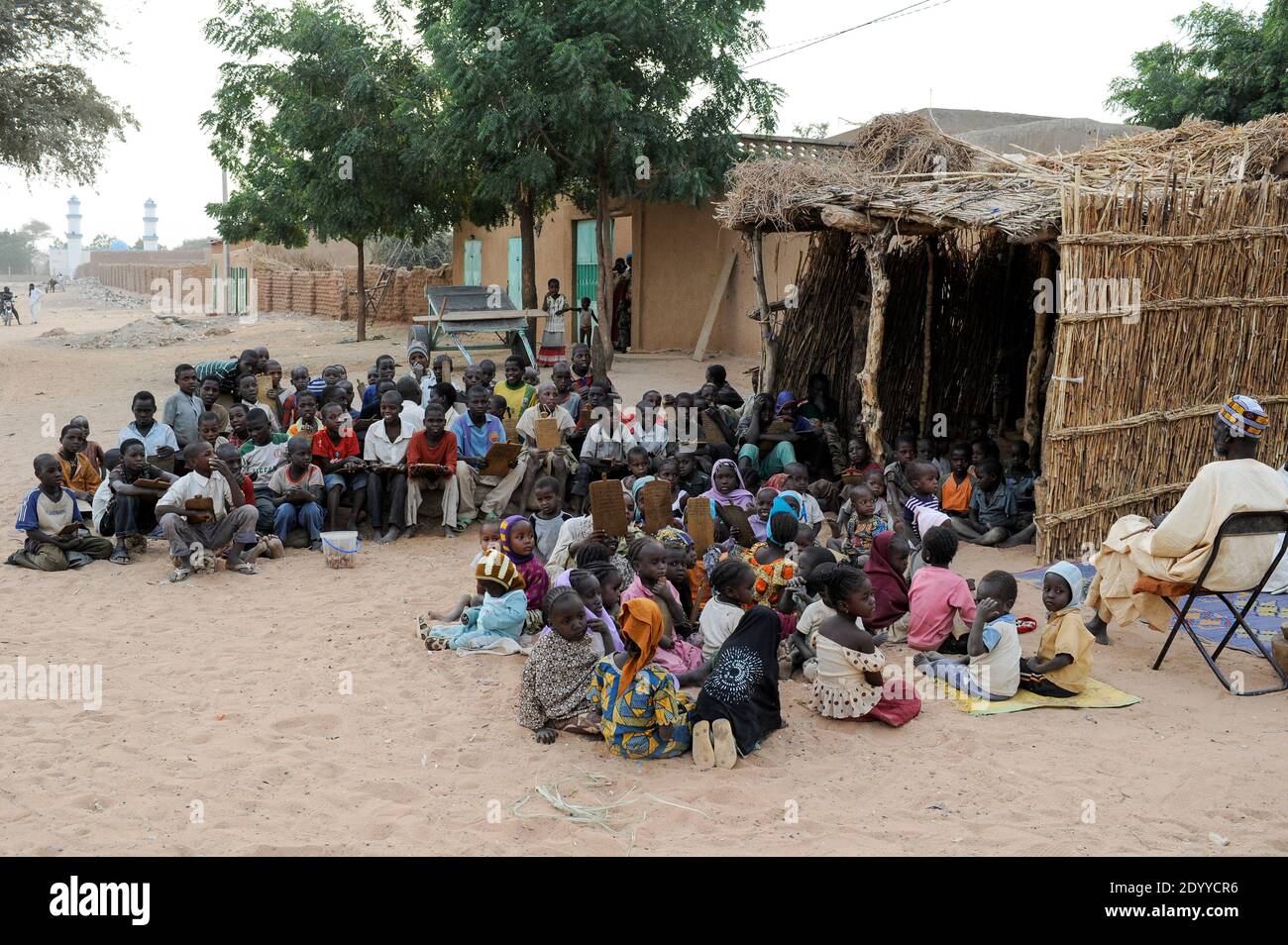 NIGER Zinder, Kinder im Koran Schullesen quran versichert von Holzplatte / NIGER Zinder, Kinder in einer Koranschule, pauken Koran Suren von Holztafeln Stockfoto