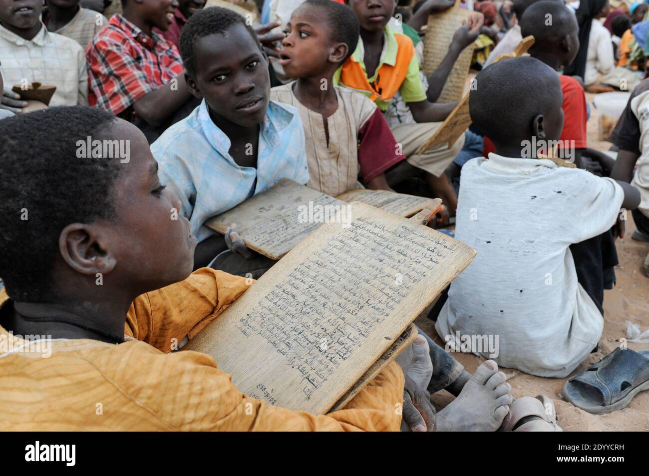 NIGER Zinder, Kinder im Koran Schullesen quran versichert von Holzplatte / NIGER Zinder, Kinder in einer Koranschule, pauken Koran Suren von Holztafeln Stockfoto