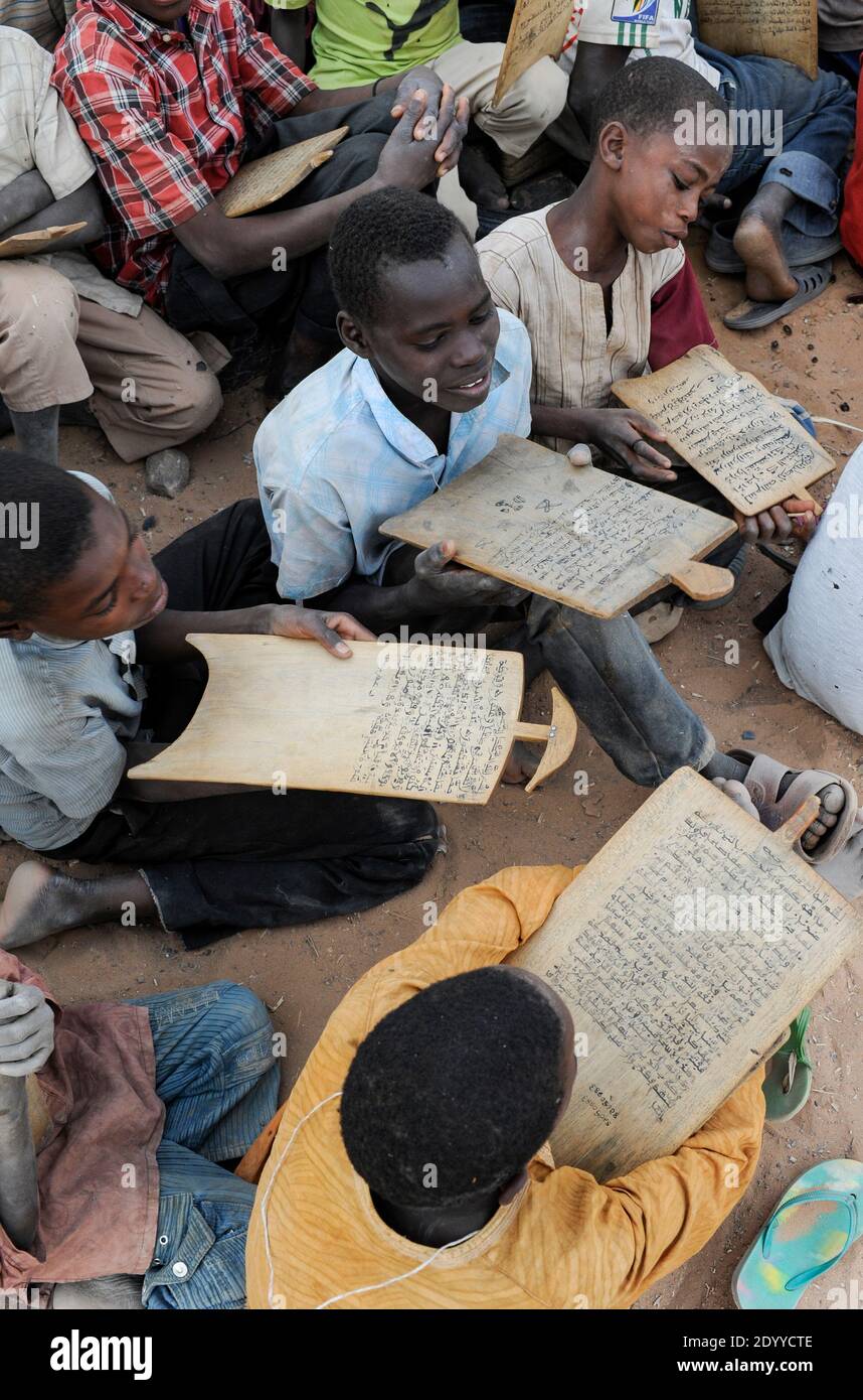 NIGER Zinder, Kinder im Koran Schullesen quran versichert von Holzplatte / NIGER Zinder, Kinder in einer Koranschule, pauken Koran Suren von Holztafeln Stockfoto