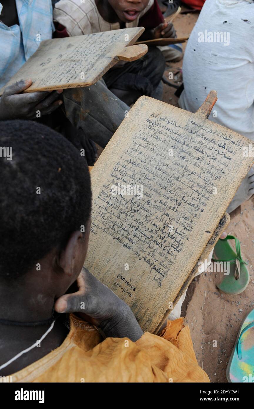 NIGER Zinder, Kinder im Koran Schullesen quran versichert von Holzplatte / NIGER Zinder, Kinder in einer Koranschule, pauken Koran Suren von Holztafeln Stockfoto