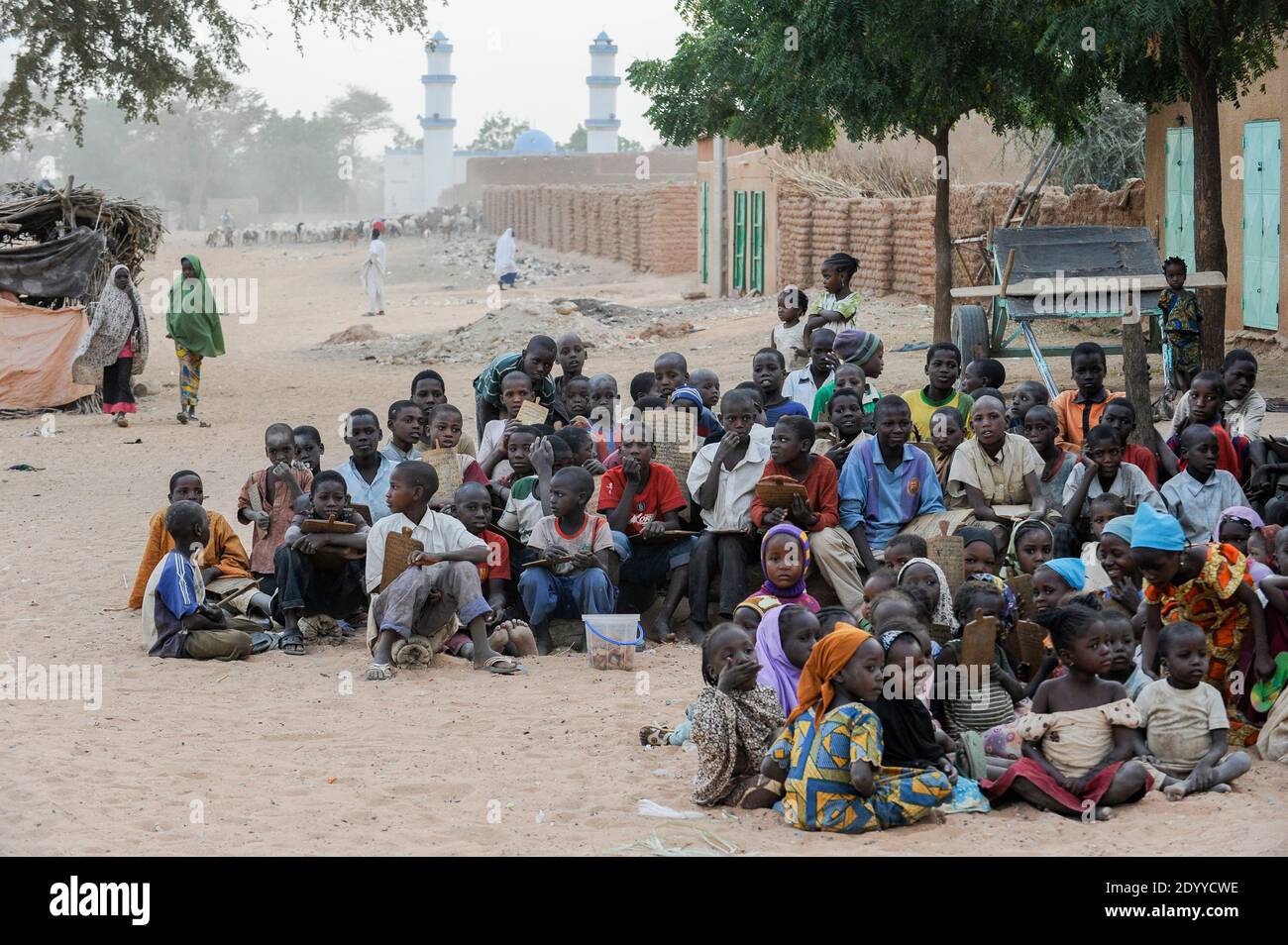 NIGER Zinder, Kinder im Koran Schullesen quran versichert von Holzplatte / NIGER Zinder, Kinder in einer Koranschule, pauken Koran Suren von Holztafeln Stockfoto
