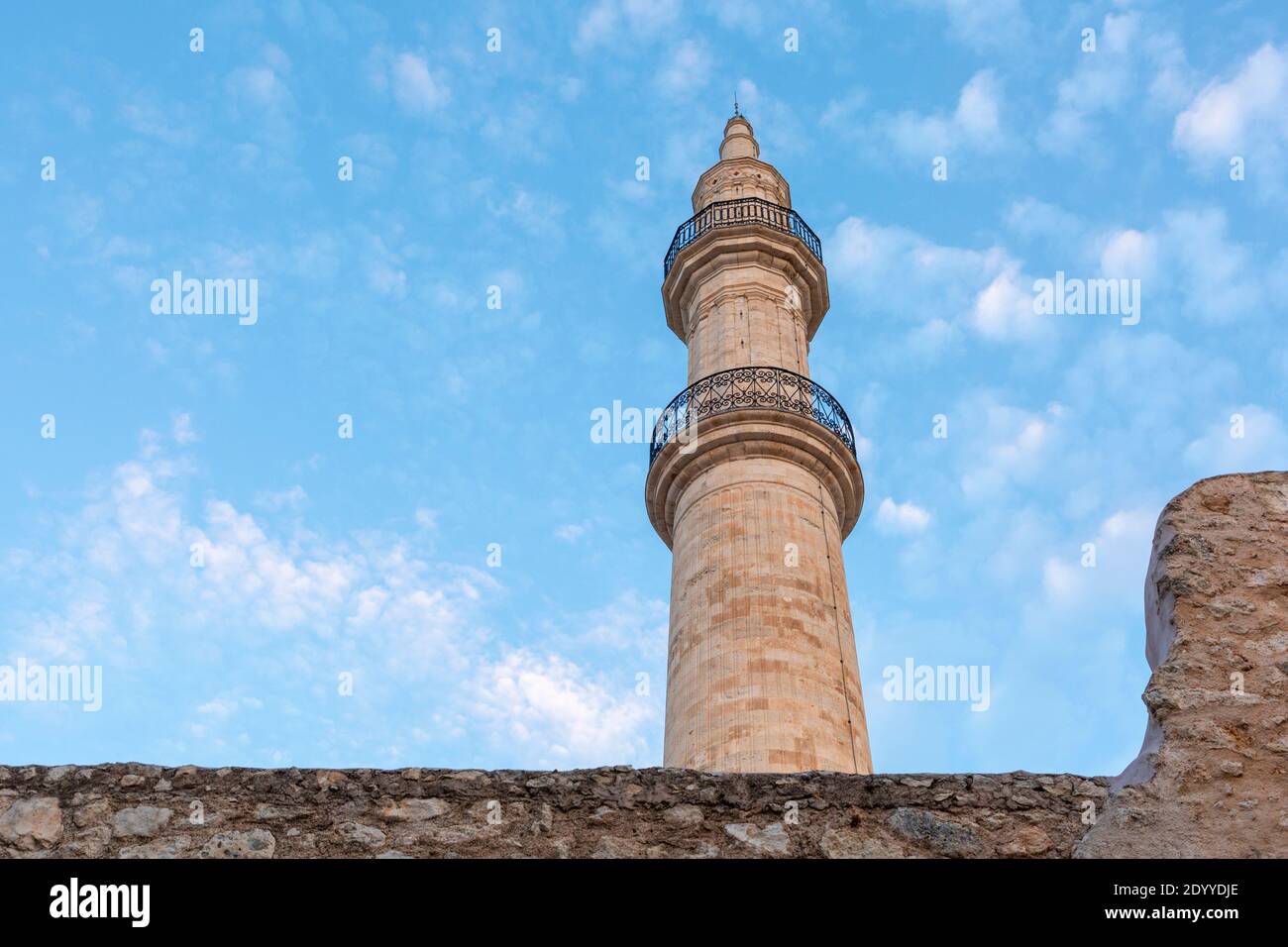 Low-Winkel-Ansicht des Minaretts der Neratze Moschee, Rethymno, Kreta, Griechenland Stockfoto