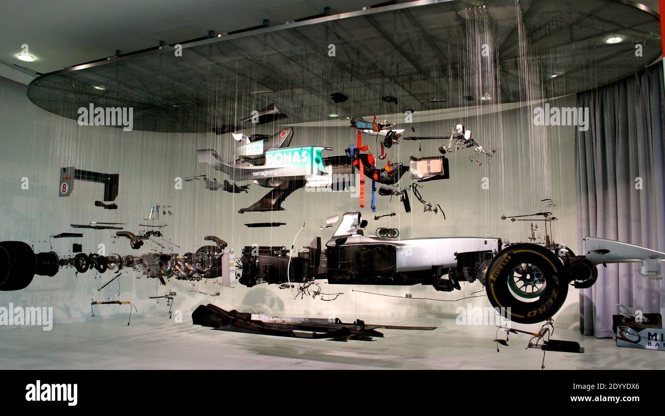 Aufgehängte demontierte Formel-1-Ausstellung auf der Mercedes Benz World Brooklands Weybridge Surrey England Stockfoto