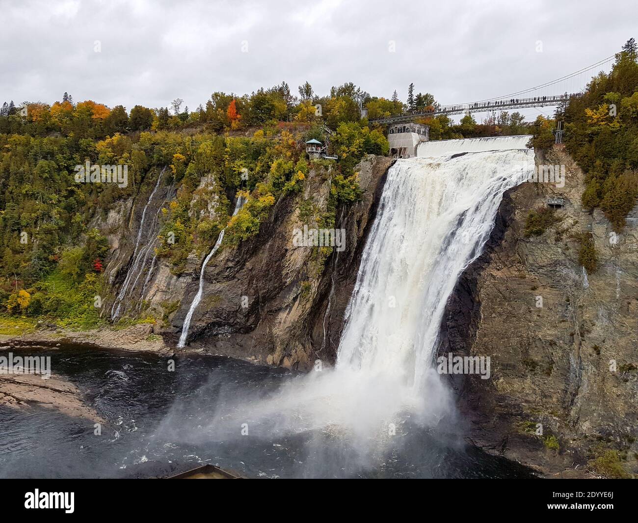 Blick auf die Montmorency Wasserfälle im Herbst. Niemand Stockfoto