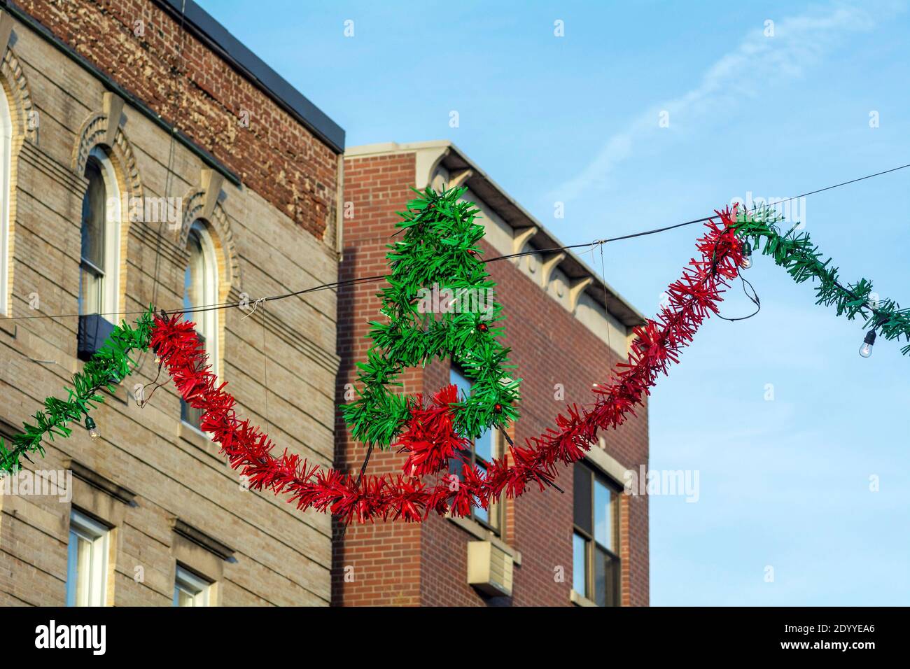 Weihnachten Hängende Straßendekorationen in Brooklyn Stockfoto