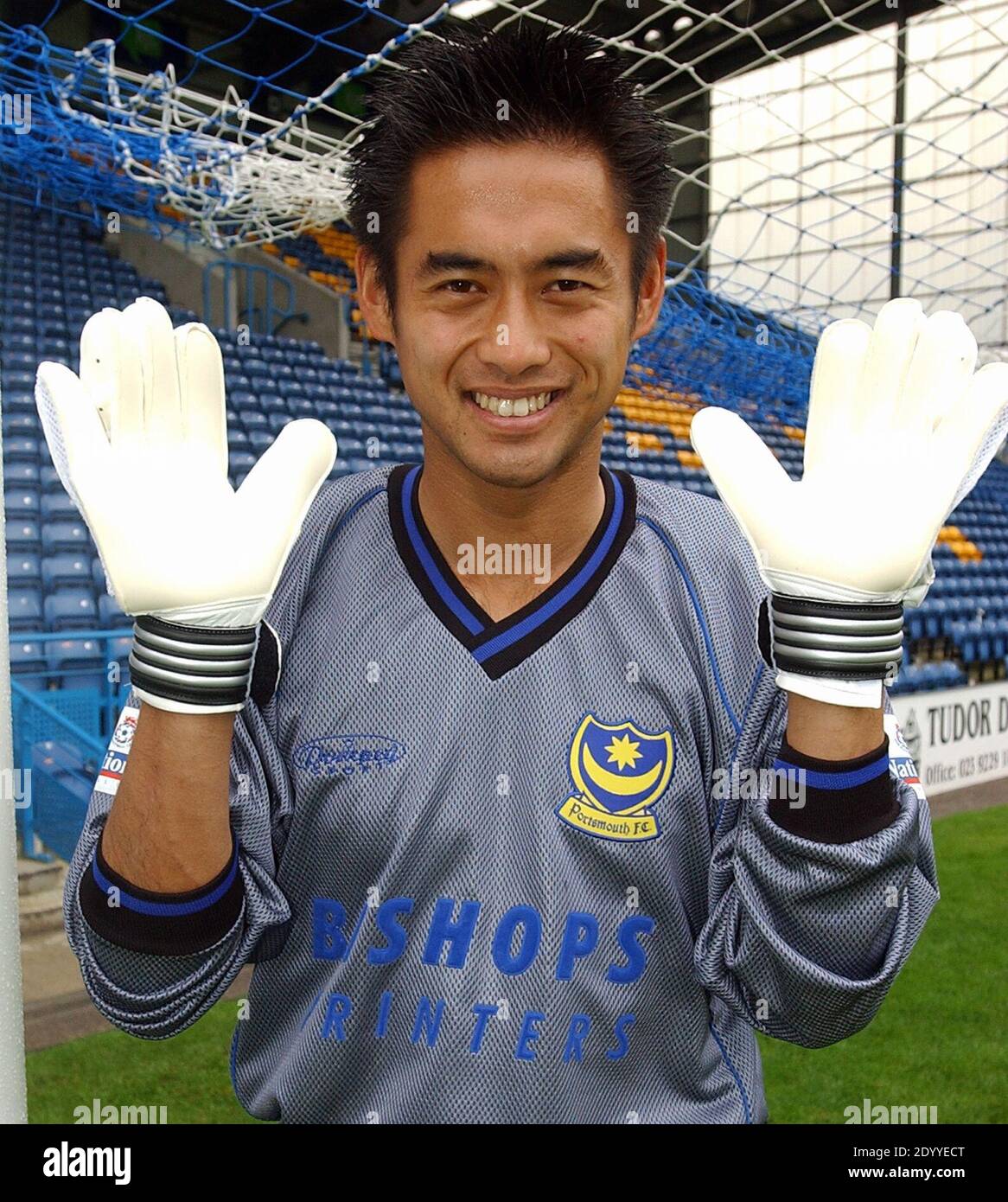 JAPANISCHER INTERNATIONALER TORHÜTER YOSHIKATSU KAWAGUCHI WEIST AUF ENGLISCHE PREMIERSHIP-SEITE PORTSMOUTH 2001 Stockfoto