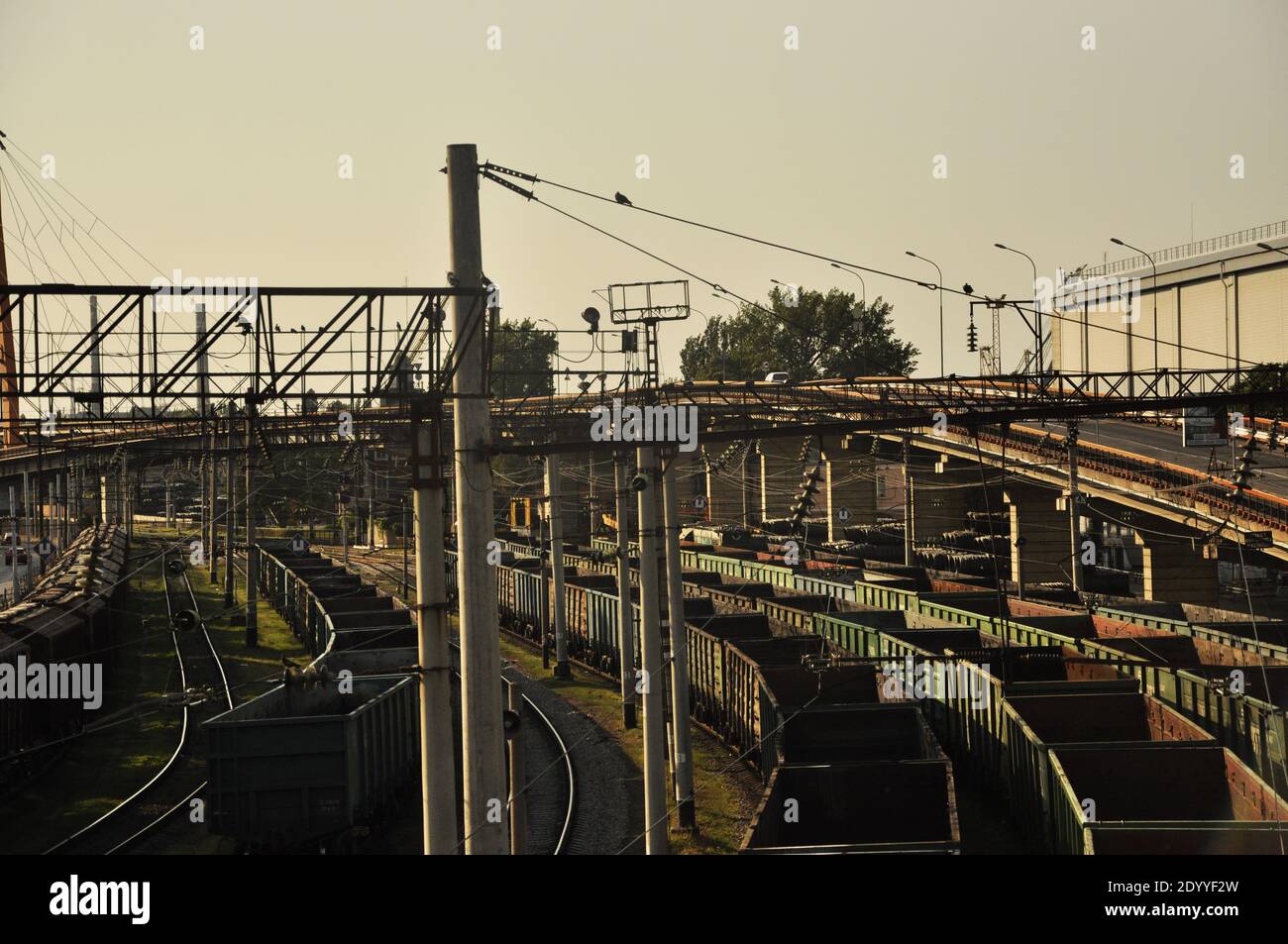 Eisenbahn mit Waggons auf Schienen in der Nähe des Hafens. Stockfoto