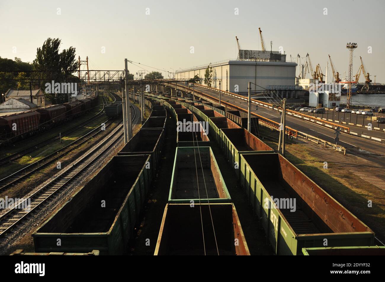 Eisenbahn mit Waggons auf Schienen in der Nähe des Hafens. Stockfoto