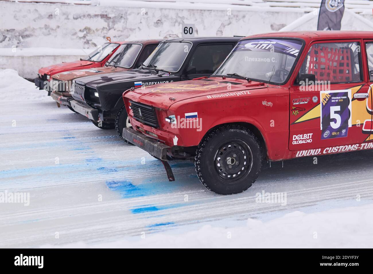 Perm, Russland - 26. Januar 2020: Autos, die für harte Rennen ausgerüstet sind, stehen vor einem Amateur-Eisdriftwettbewerb am Start Stockfoto