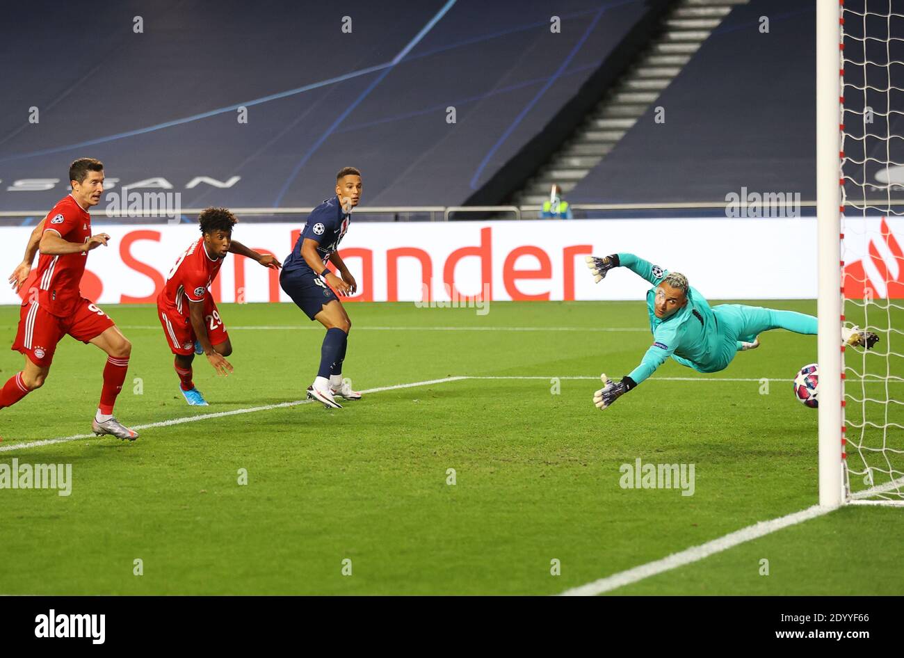 (201228) -- PEKING, 28. Dezember 2020 (Xinhua) -- Kingsley Coman (2. L) des FC Bayern München erzielt beim UEFA Champions League Finale zwischen Paris Saint-Germain und Bayern München beim Estadio do Sport Lisboa e Benfica in Lissabon, Portugal, 23. August 2020 das erste Tor seiner Mannschaft. Am 25. Juni sicherte sich Liverpool den Titel der Premier League mit sieben verbleibenden Spielen und beendete eine 30-jährige Liga-Titel Dürre. Am 23. August wurde Bayern München nach dem Sieg über Paris Saint-Germain im Finale zu den UEFA Champions League Gewinnern 2019/2020 gekrönt und beendete den europäischen Eliteclub-Wettbewerb mit einem perfekten Stockfoto