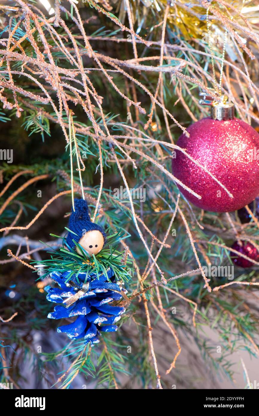 Alter Weihnachtsbaum mit abgeworfenen Nadeln am Ende der Weihnachtsfeiertage Saison wartet auf recycelt werden, zeigt nackten Ästen Stockfoto