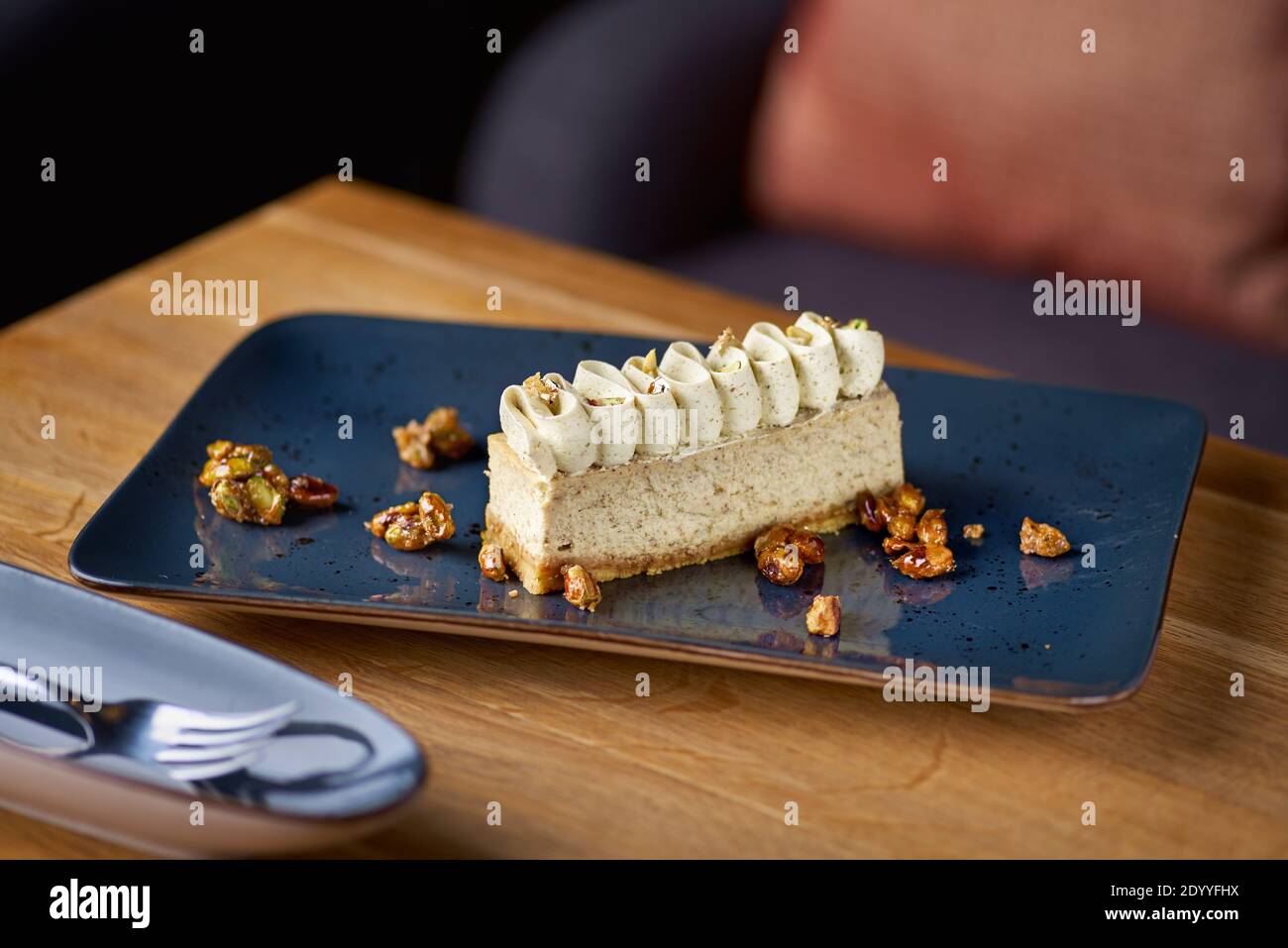 Dessert Pistazien Käsekuchen garniert mit Pistazien in Karamell. Stockfoto