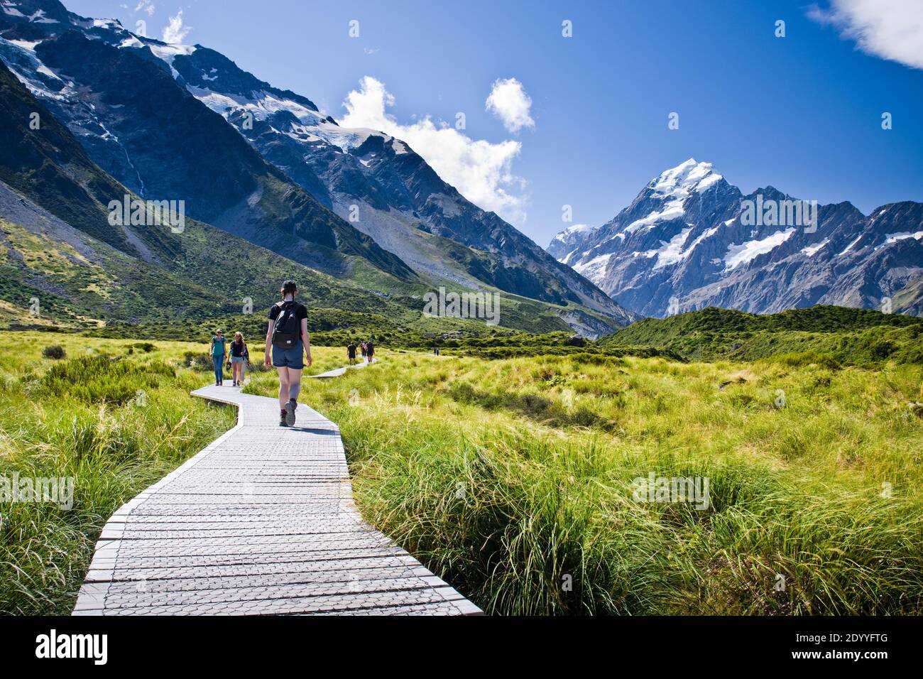 Wanderer wandern an einem sonnigen Sommertag entlang der Promenade des Hooker Valley Track im Mt Cook National Park, Neuseeland. Stockfoto