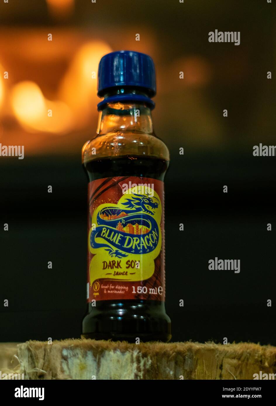Blue Dragon Dunkle Sojasoße Flasche vor dem Kamin Stockfoto