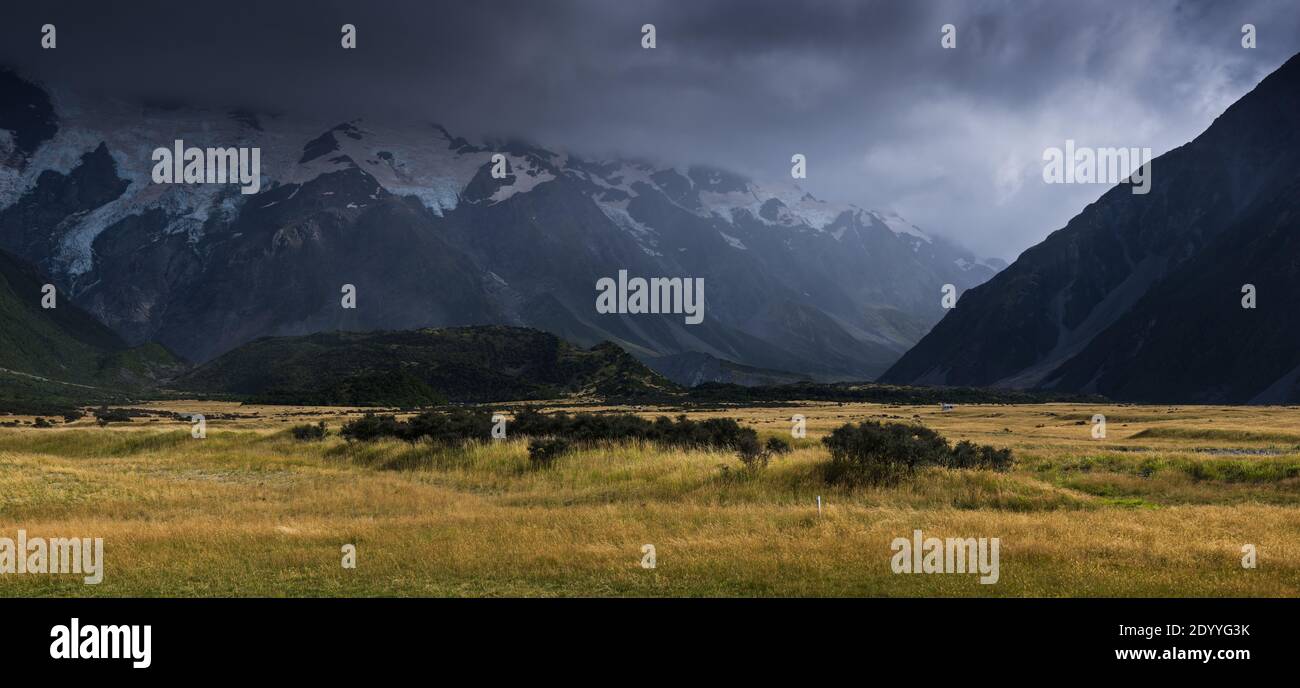 Dunkle Regenwolken ziehen über die Berge der südlichen alpen im Hooker Valley des Mt Count National Park, Neuseeland. Hochauflösendes Panorama i Stockfoto