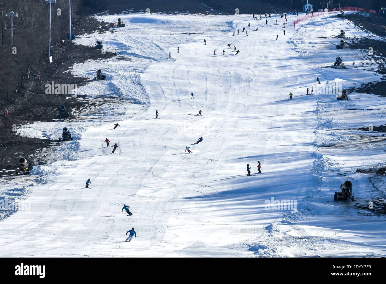 Peking, Chinas Provinz Jilin. Dezember 2020. Menschen fahren im Skigebiet Beidahu in Jilin, nordöstlich der Provinz Jilin, am 14. Dezember 2020. China will bis 2035 ein sportliches Kraftpaket werden und hat der Gesundheit und der Entwicklung der Menschen strategische Priorität eingeräumt, so ein Entwurf, der auf der fünften Plenarsitzung des 19. Zentralkomitees der Kommunistischen Partei Chinas im Oktober verabschiedet wurde. Quelle: Yan Linyun/Xinhua/Alamy Live News Stockfoto