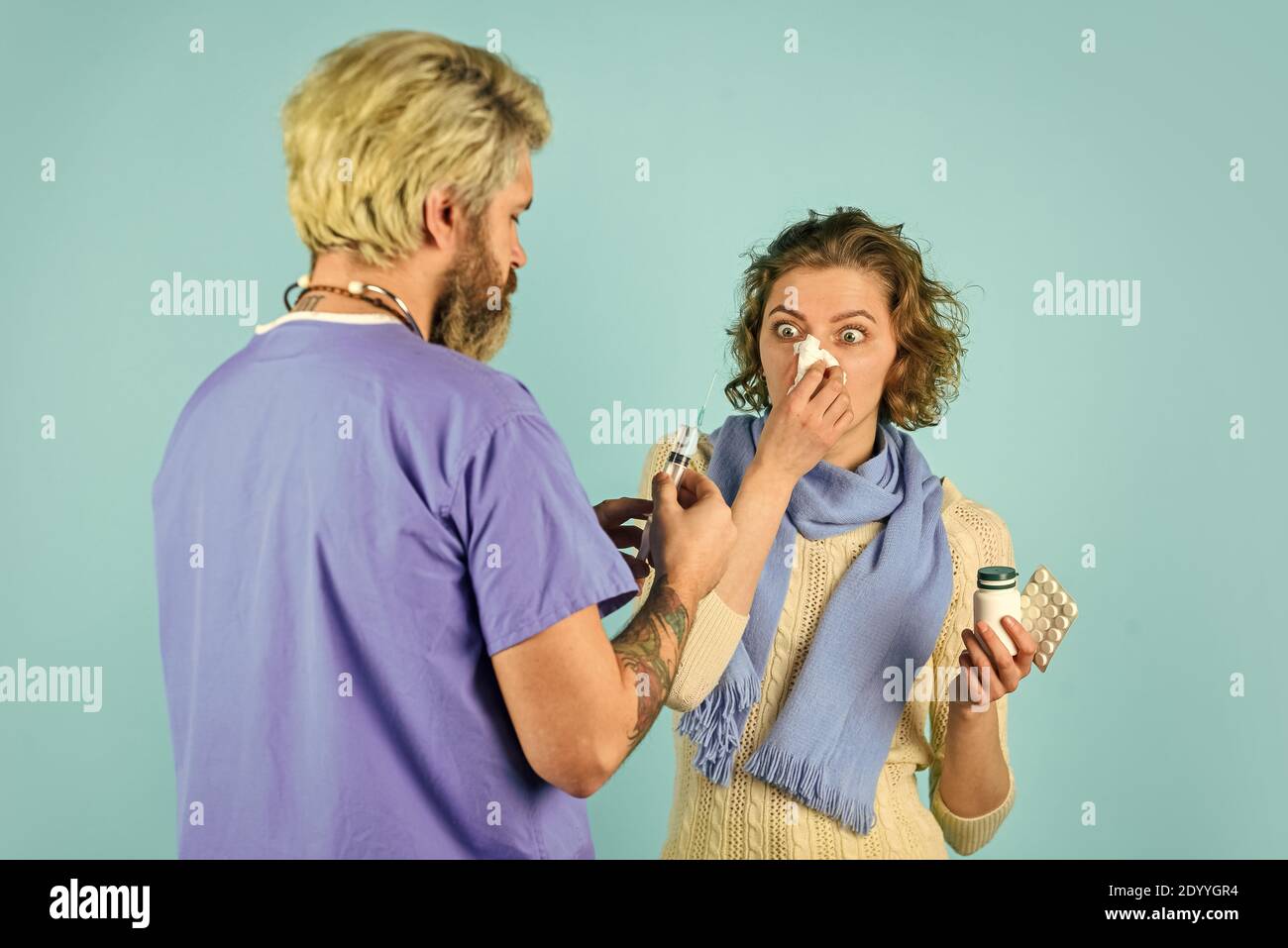 Verletzungen verursachen. Arzt und Patient diskutieren Behandlung. Beratung über die Diagnose von Krankheiten. Arzt und Patient Treffen im Krankenhaus. Healthcare Professionals. Gesundheitswesen und Medizin. Stockfoto