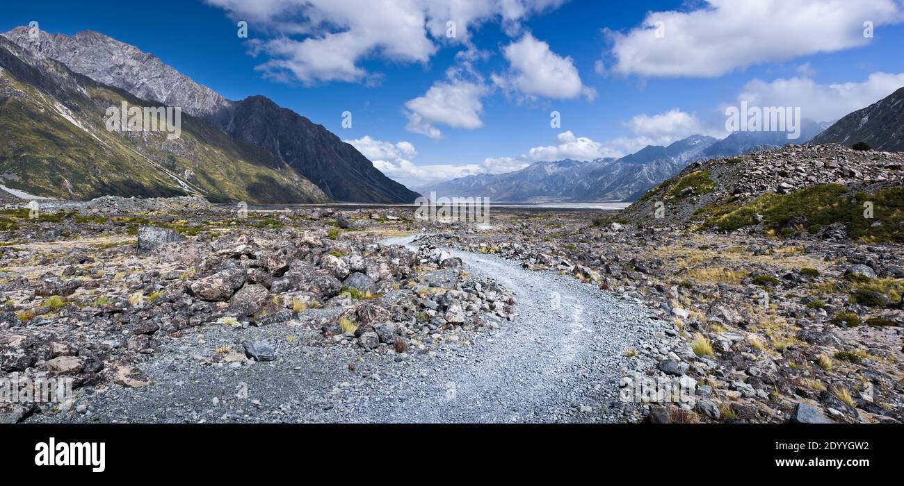 Ein Weg führt durch die Felsen im Tasman Valley des Mt Count National Park, Neuseeland. Stockfoto