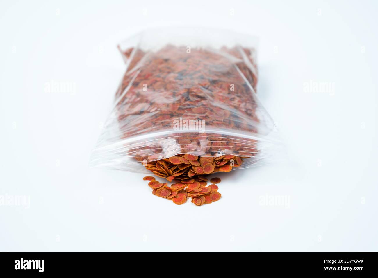 Fischfutter in transparenter Tüte auf hellem Hintergrund. Stockfoto