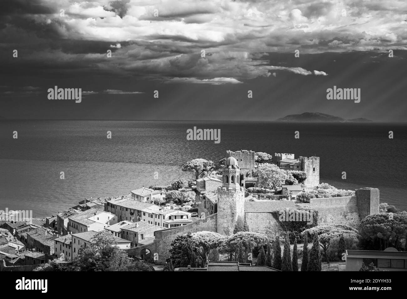 Blick über das Schloss, die Stadt und den Hafen von Castiglione della Pescaia auf die Insel Giglio im Tyrrhenischen Meer, Maremma, Toskana, Italien Stockfoto