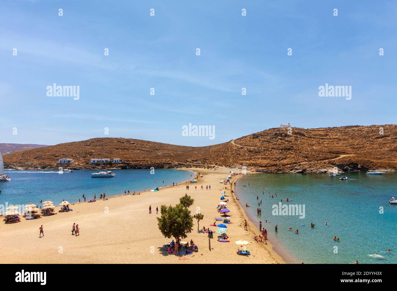 Kolona, der beliebteste Strand auf Kythnos Insel, ein kleiner Sandkorridor, der zwei Strände schafft, geeignet für windige Tage, auf den Kykladen Inseln, Griechenland Stockfoto