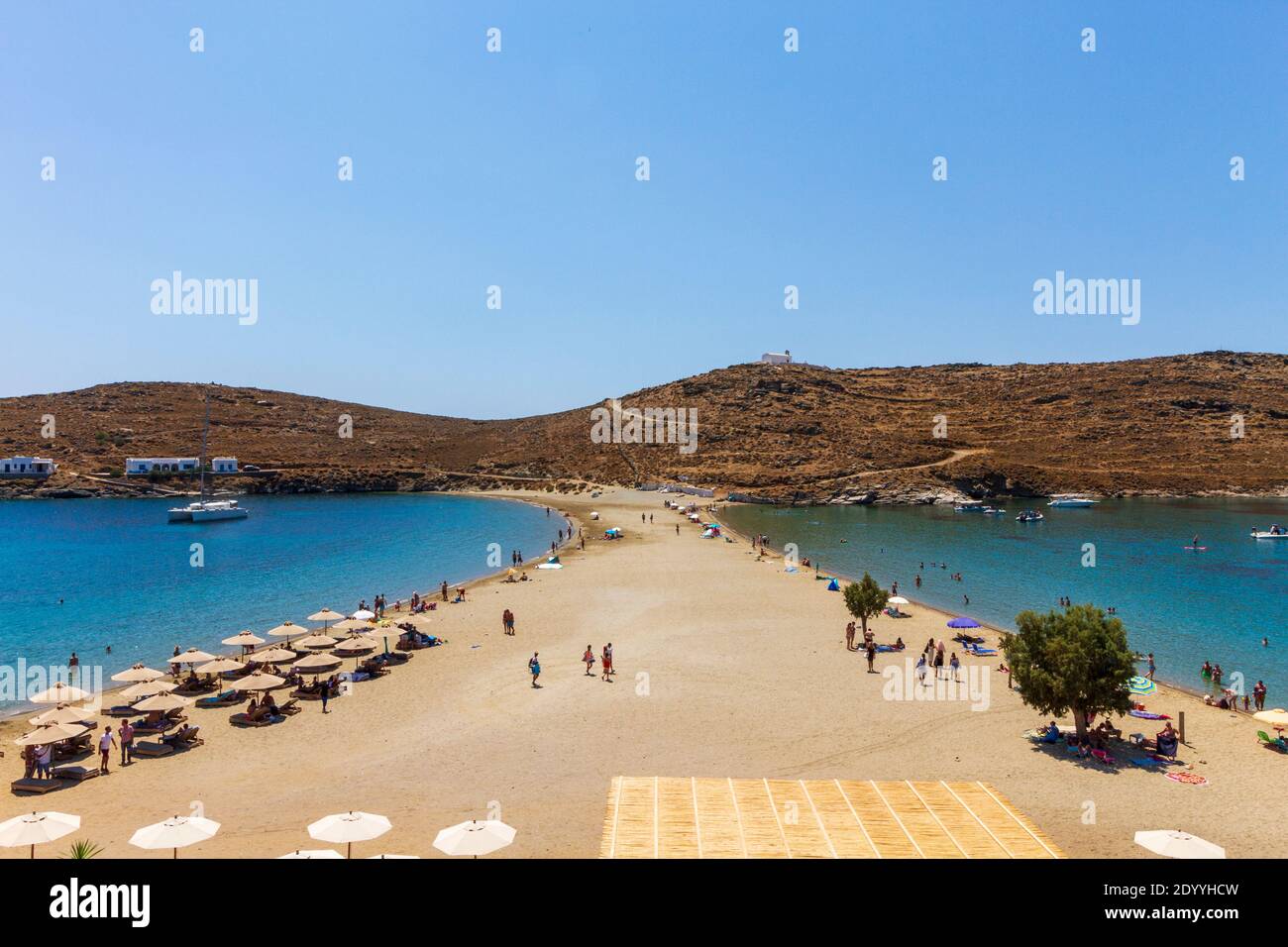 Kolona, der beliebteste Strand auf Kythnos Insel, ein kleiner Sandkorridor, der zwei Strände schafft, geeignet für windige Tage, auf den Kykladen Inseln, Griechenland Stockfoto