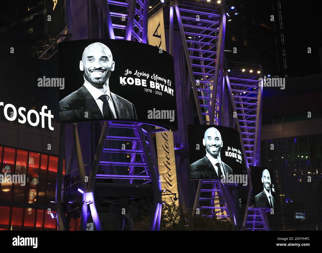 (201228) -- PEKING, 28. Dezember 2020 (Xinhua) -- Kobe Bryants Portrait wird außerhalb des Staples Center ausgestellt, um Kobe Bryant, in Los Angeles, Kalifornien, USA, am 26. Januar 2020 Respekt zu zollen. Am 26. Januar wurde der pensionierte NBA-Mega Kobe Bryant bei einem Hubschrauberabsturz über Calabasas, Südkalifornien, getötet. Das einzige Team, für das er während seiner NBA-Karriere gespielt hatte, die Los Angeles Lakers, besiegte die Miami Heat in den Finals, um einen Rekord-equaling 17. NBA-Champions am 11. Oktober zu gewinnen. Am 25. November starb die argentinische Fußballlegende Diego Maradona im Alter von 60 Jahren an einem Herzinfarkt in seinem Haus. Mär Stockfoto
