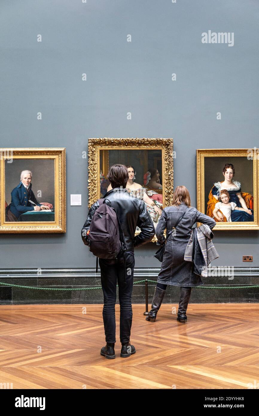 Besucher, die Gemälde in der National Gallery, London, Großbritannien, betrachten Stockfoto