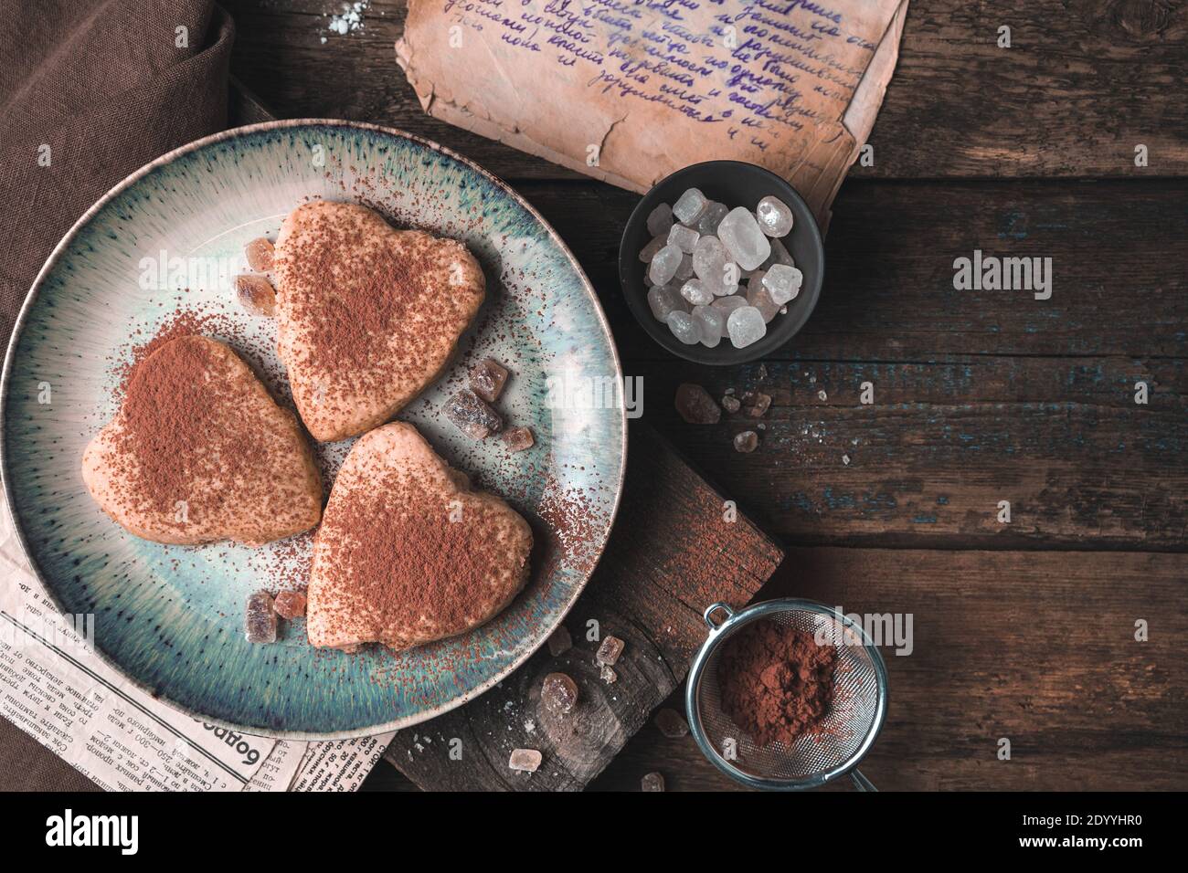 Dessert mit Shortbread auf einem Vintage-Holzhintergrund. Stockfoto