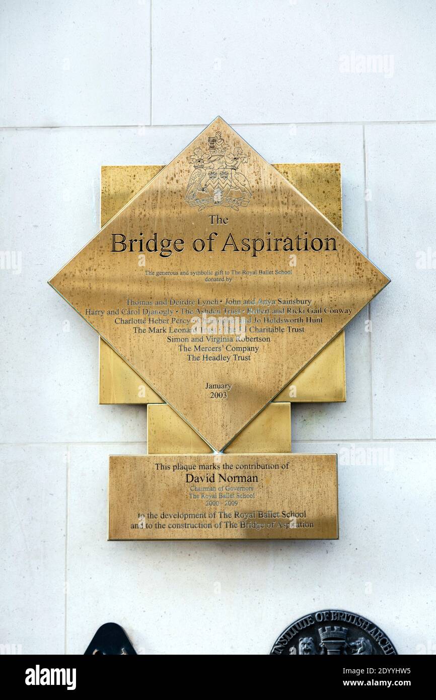 Plakette für die Brücke der Aspiration von Wilkinson Eyre Architekten, die die Royal Ballet School mit dem Royal Opera House, Covent Garden, London, Großbritannien verbinden Stockfoto