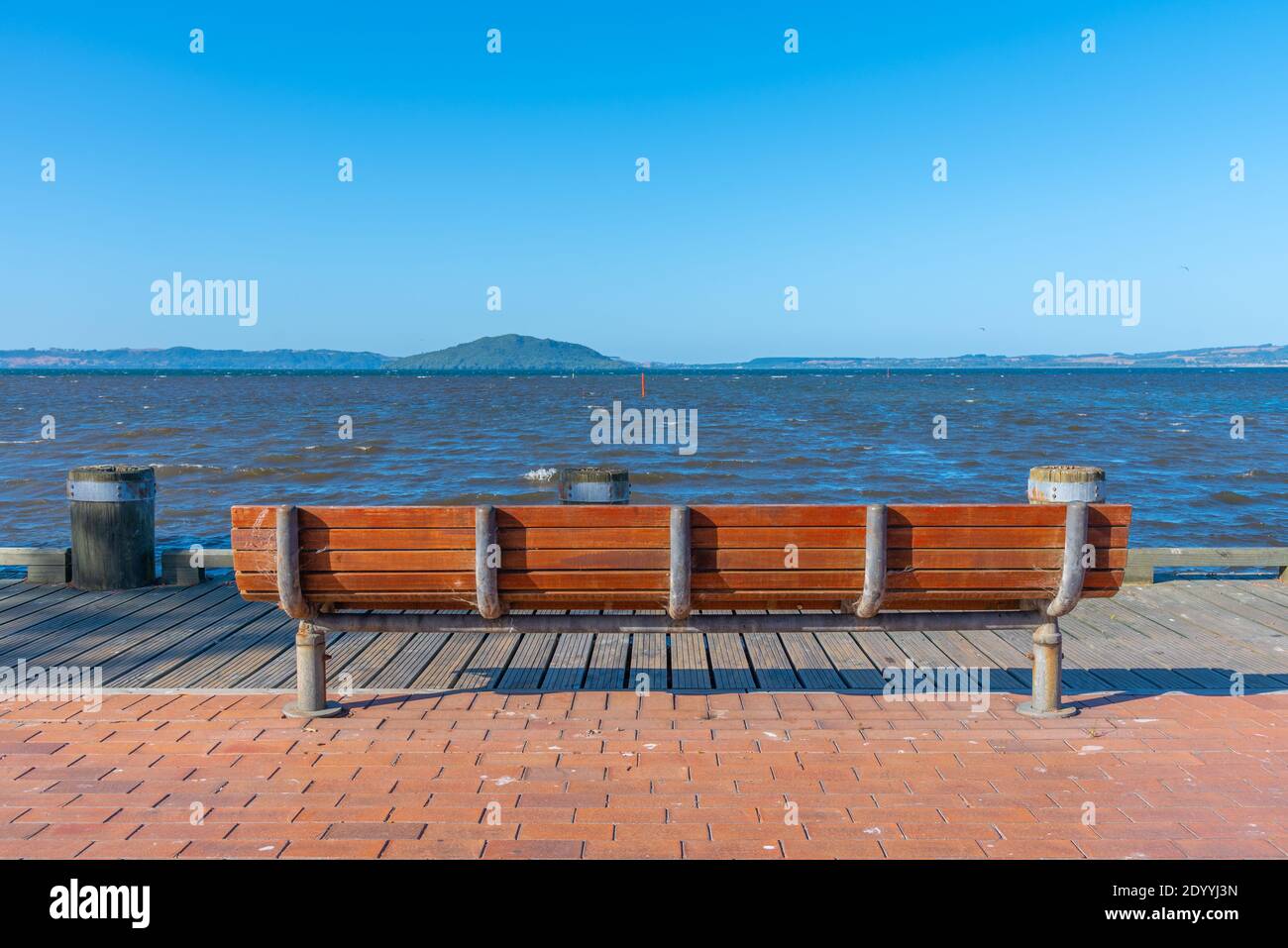 Bank am Lake Rotorua in Neuseeland Stockfoto