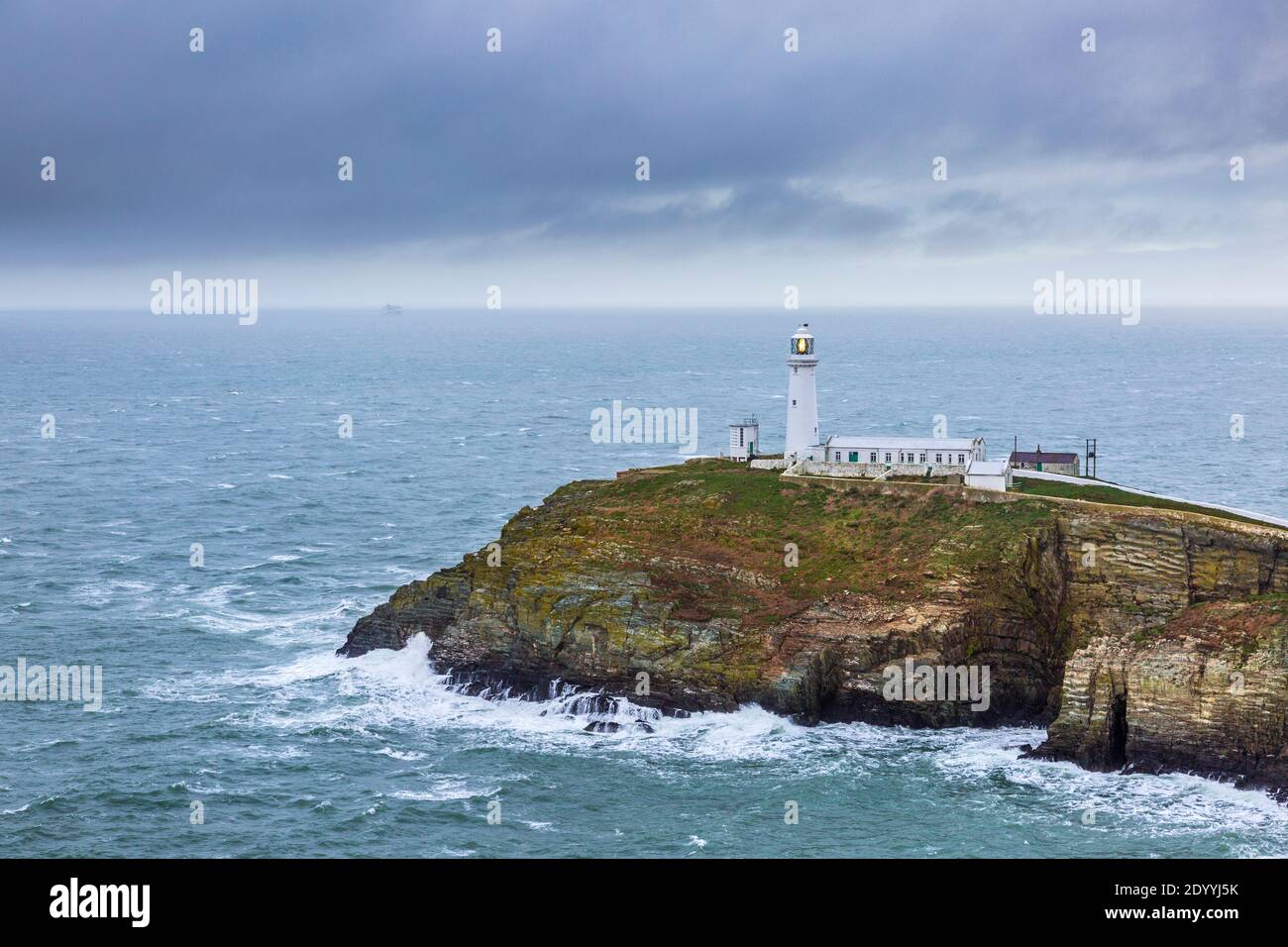 Der South Stack Lighthouse bei stürmischem Wetter, Anglesey, Wales Stockfoto