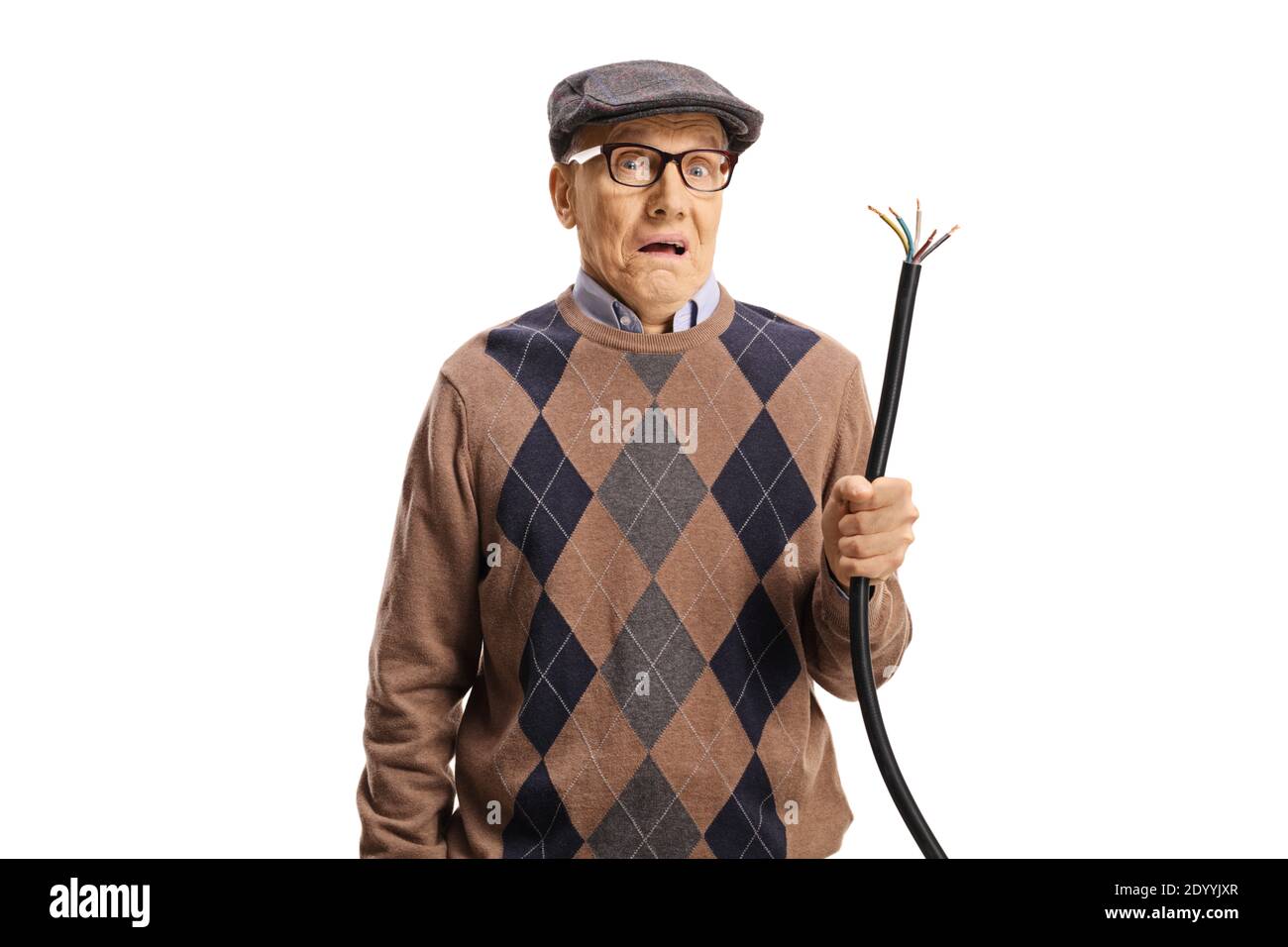 Verängstigte ältere Mann hält ein defektes Netzkabel isoliert Weißer Hintergrund Stockfoto