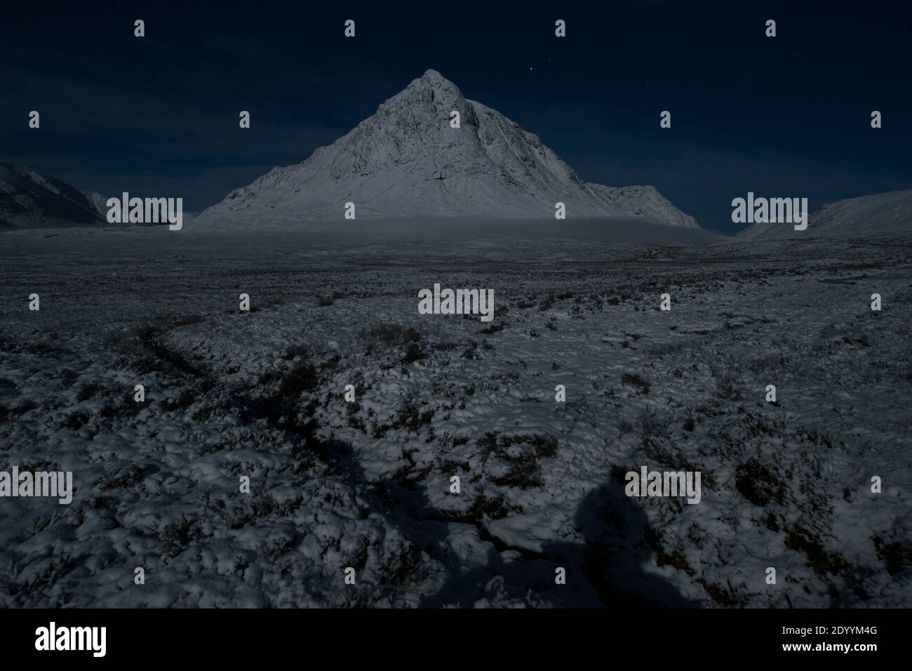 Glencoe, Schottland, Großbritannien. Dezember 2020. Im Bild: Buachaille Etive Mòr bei Nacht unter Vollmond, der den Teppich aus Schneedecke beleuchtet, der den Berg umgibt. Gefriertemperaturen mit -5ºC mit noch immer gelber Warnung, ausgestellt vom MET Office. Quelle: Colin Fisher/Alamy Live News Stockfoto