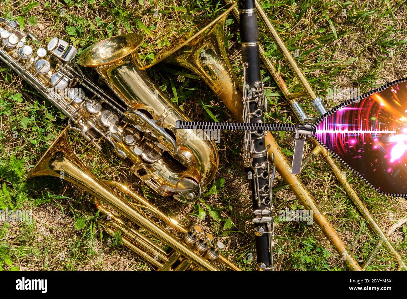 Musikinstrumente einschließlich Posaune Trompete Klarinette und Saxophon unzip to Enthüllen Sie Neon-Schallwelle Stockfoto