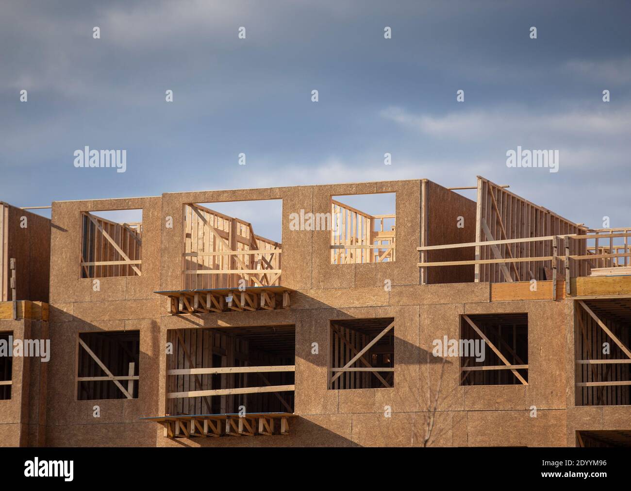 Holzrahmen eines neu errichteten Gebäudes Stockfoto