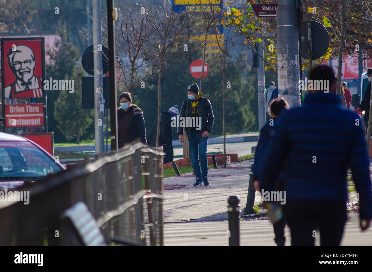 BUKAREST, RUMÄNIEN - 28. Dezember 2020 - Fußgänger mit Gesichtsmasken auf einer Straßenbahn als Vorsichtsmaßnahme gegen die Übertragung von COVID-19 im Zentrum von Bukarest, Stockfoto